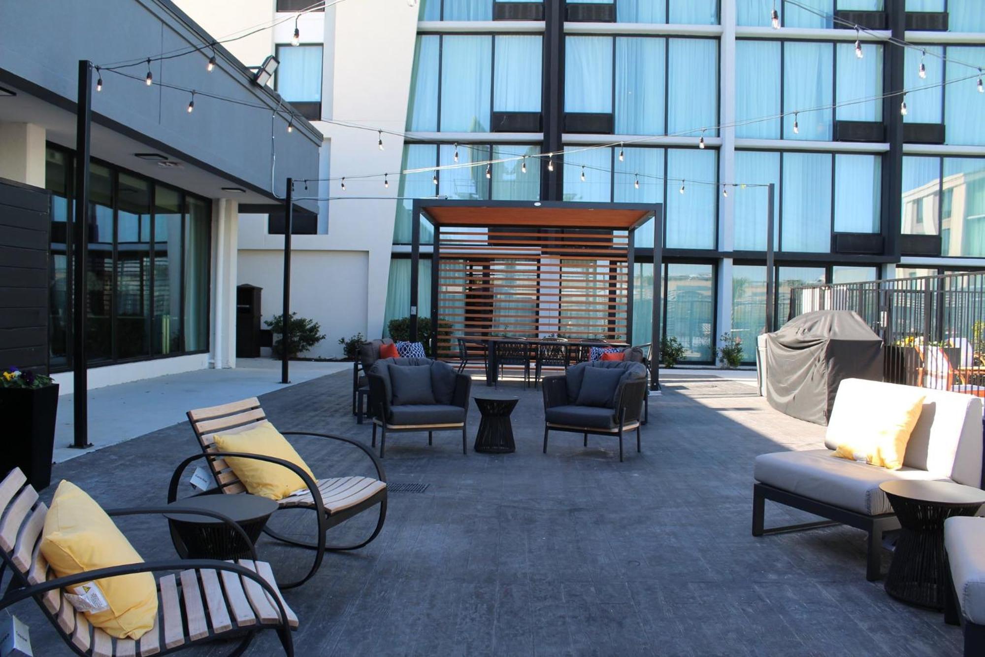 Staybridge Suites Dallas Market Ctr Love Field, An Ihg Hotel Экстерьер фото